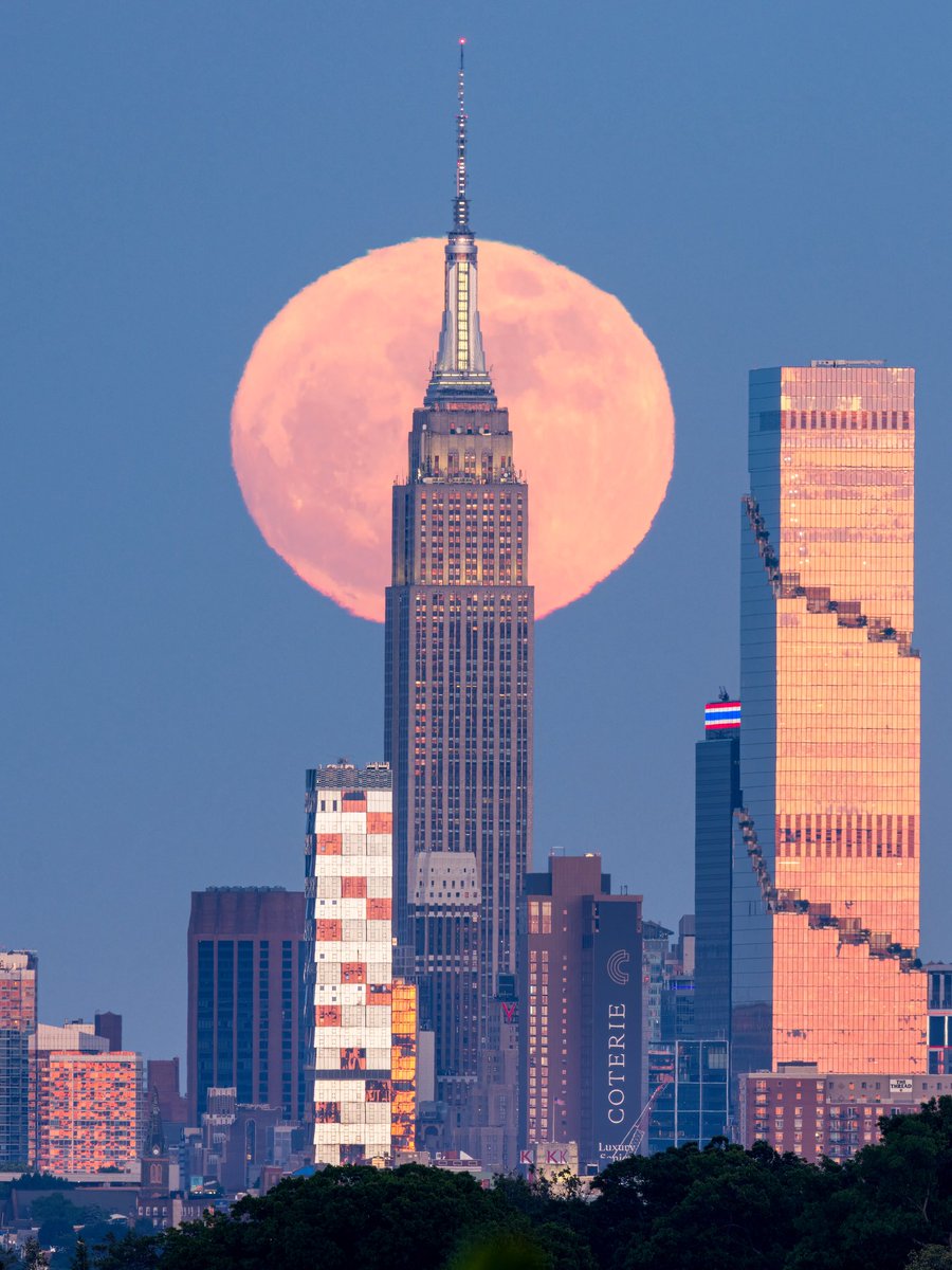 DanTVusa's tweet photo. Tonight’s Blue Moon rising above #NewYorkCity 🌕🌃
#blueMoon #fullmoon https://t.co/EPgRUZd7Ci