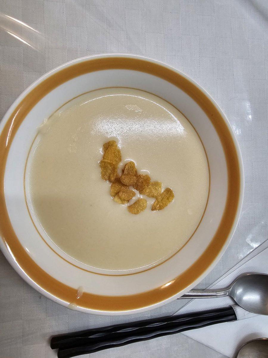 nutsryuji's tweet photo. 老舗グリル
オーツカの
クリームスープ
サラダ https://t.co/aLvvV5BEiR