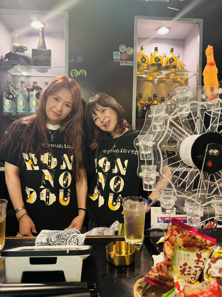 takochi_gnv's tweet photo. 新作T-shirtが好評につき、会場にご来場の際はお早めにお買い求めいただくことをおすすめいたします🙇‍♀️
あと「迷ったら両方買う☆」
次回あとがきは京都 Pop! Pizza🍕
BLONDnewHALF/GORGONS/gyouninvenのスリーマンです！まちがいない！
https://t.co/4a4vIYq1B7 https://t.co/ITk0CpQQ9b