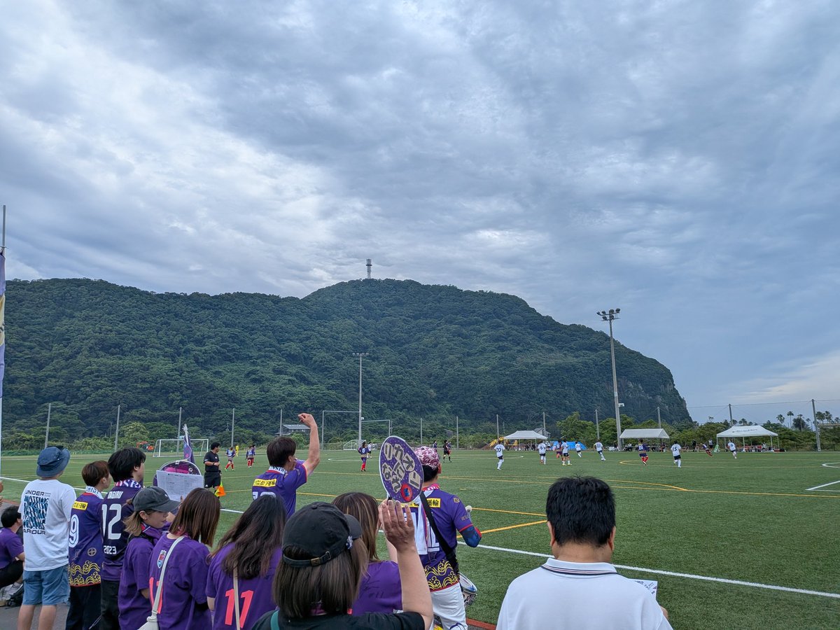 daikanranchan's tweet photo. 宮崎ブーゲンビリア空港が車を走らせる事2時間半あまり。
思うところあっていぶすきフットボールパークまで足を伸ばしちゃいました。
何とか前半終了間際に到着しました。
どんなカテゴリーでも必死のプレーは伝わります。
#ミゴカリッサ鹿児島 
#MIGOCARISA鹿児島 
#ヴェルスパ大分レディース https://t.co/ixfRYisbh9