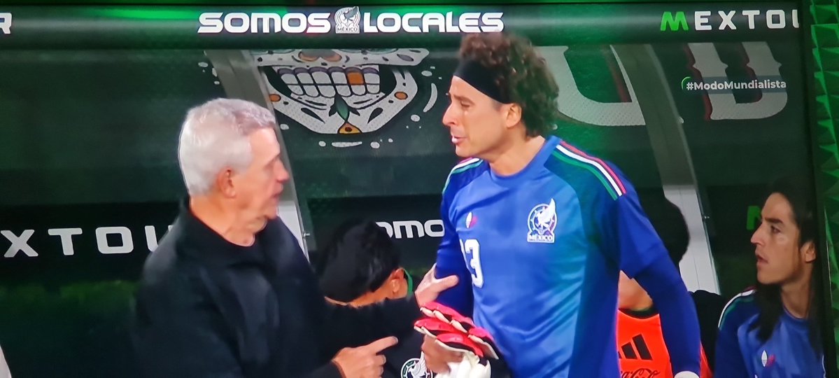 cantantearbitro's tweet photo. Y se viene a la cancha Guillermo Ochoa con @miseleccionmx el legendario guardameta mexicano. https://t.co/z0BNINimrs