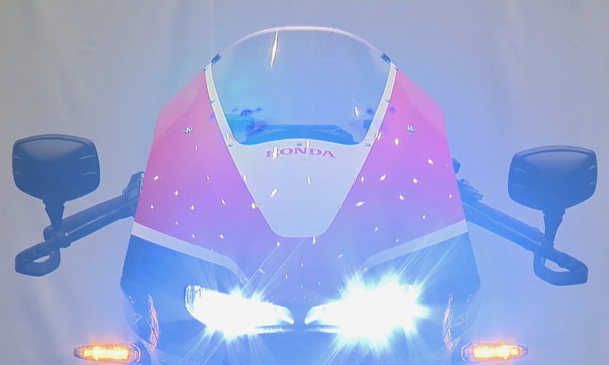 Mataken707's tweet photo. 明る過ぎて分かりずらいけど、何気にRC213V-Sと同じようにハイライトとローライト同じようにしてる笑 https://t.co/QlJMLIzx3y