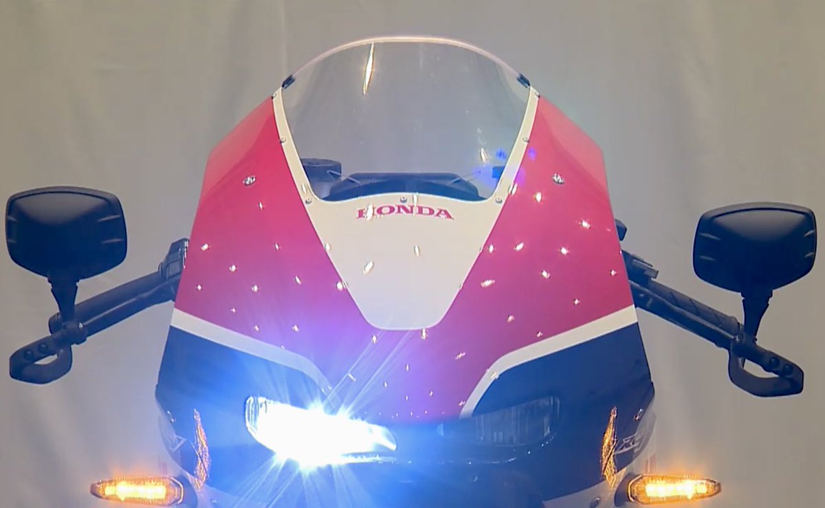 Mataken707's tweet photo. 明る過ぎて分かりずらいけど、何気にRC213V-Sと同じようにハイライトとローライト同じようにしてる笑 https://t.co/QlJMLIzx3y
