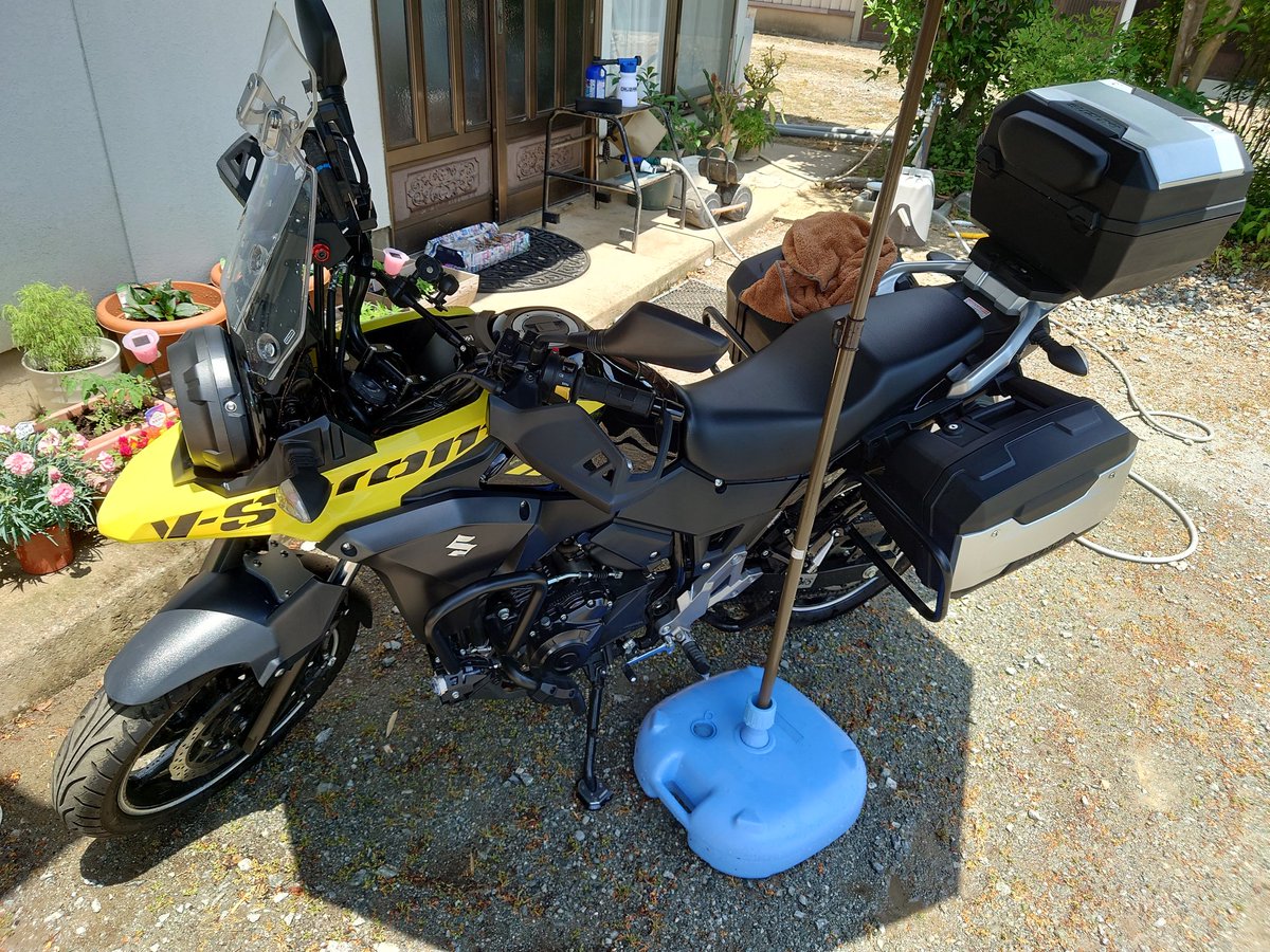 S5WI8F2T0's tweet photo. 一年ぶり位にVスト君を洗車、バッテリーは死んでました。 https://t.co/x0BRGC4zLs