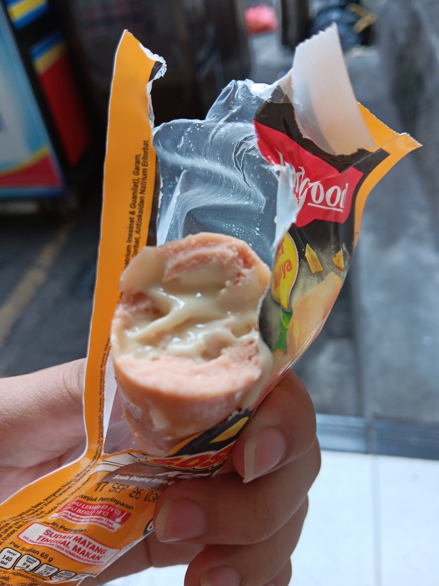 Yuchoby's tweet photo. SUMPAH U GUYS SHOULD TRY SOSIS INDOFOOD INI, karena enak bgt!!!!!!!!! KEJU NYA LUMER WALAUPUN GA DIPANASIN, terus rasa sosis nya ga aneh. semoga pekerja pekerja yg bikin ini sosis masuk surga semua ya Allah 😭😭😭😭😭😭🤲🏻🤲🏻🤲🏻🤲🏻🤲🏻🤍🤍🤍🤍🤍🤍 https://t.co/QeAvLtG8dr