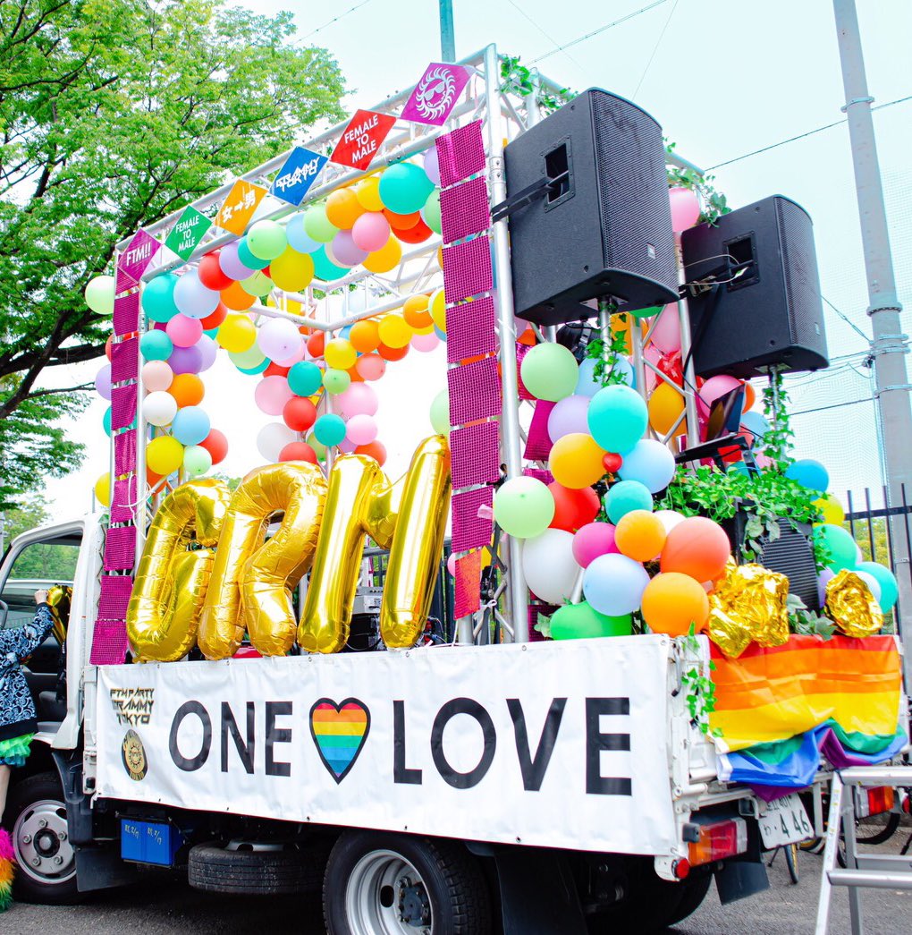 grammy526's tweet photo. 🏳️‍🌈GRAMMYフロートに込める想い🏳️‍🌈
当団体が初出場したのは2013年
当時フロート数9台
パレード参加数約2000人でした

争いや差別を超えて人々が心を一つにする「ONE LOVE」

この垂れ幕を掲げ、​DJ達のHappyな音楽で皆様と一緒にパレードを盛り上げるスタイルは今でも変わりません！🫶✨​#TRP2026 #TRP https://t.co/QhMmsGNFIT