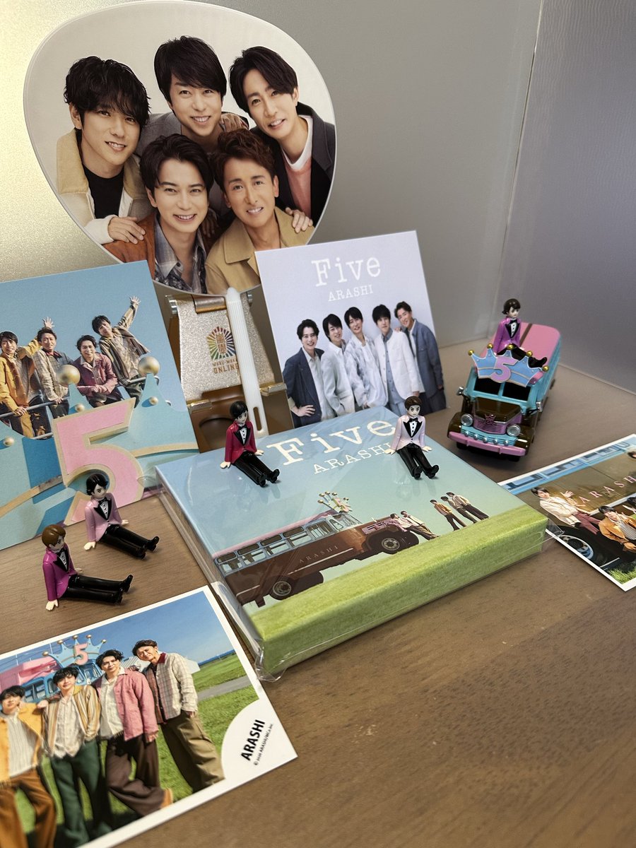 yukittyjazz's tweet photo. 嵐の Five
11時頃届いた💚💜💛💙❤️

佐川急便のお兄さん
「事務所にこれは早く配達して！と言われてました｣と！

さすが松本潤💜←違うw

私「この荷物？今日多いですか？」
佐川「めちゃくちゃ多いです笑」
って❣️

嬉しいなぁ😍
悲しいなぁ😭
(今日は朝から情緒不安定w)

#嵐 #ARASHI #Five
#SAGAWA https://t.co/QVtzpQ9Zf4