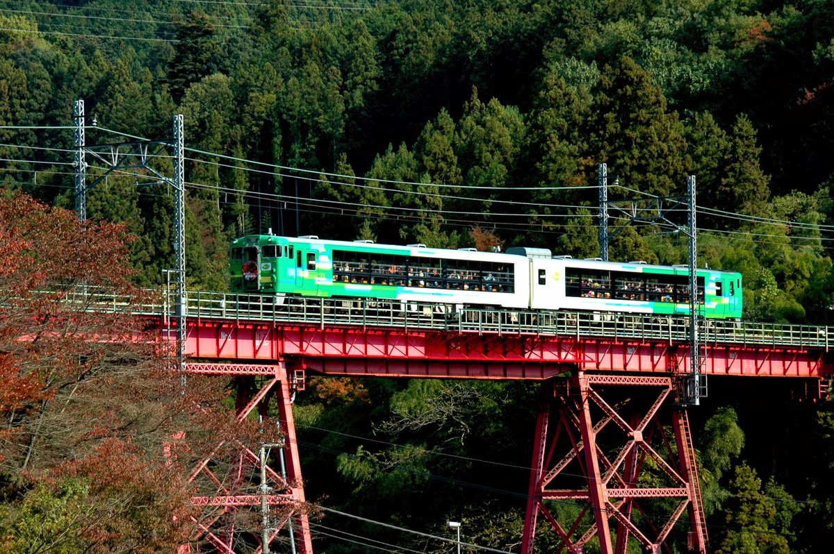 ron3104's tweet photo. #鉄道写真　#D70　#CCD
今から21年前（2005年）に撮影したものです。
青梅線に風っこ号やDD51+旧型客車が入線したり、
とても懐かしい写真です。八高線・明覚駅の桜は勢いよく咲いていました🌸 https://t.co/dzXZ12kwxS