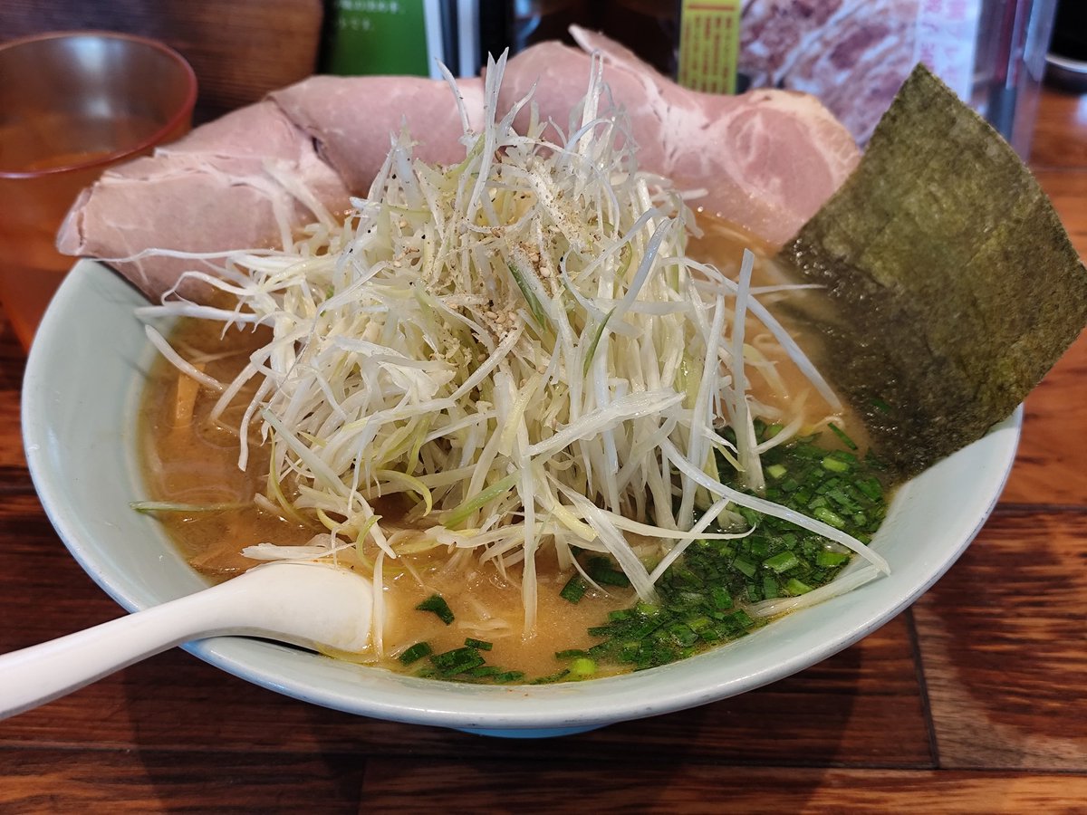 _Werrich's tweet photo. 錦の味噌チャーシューメン（どっさりネギトッピング)と誕生月限定年齢分サービス餃子
…うん、齢を考えるべきだったな(下にまだある) https://t.co/xEW9WK15pZ