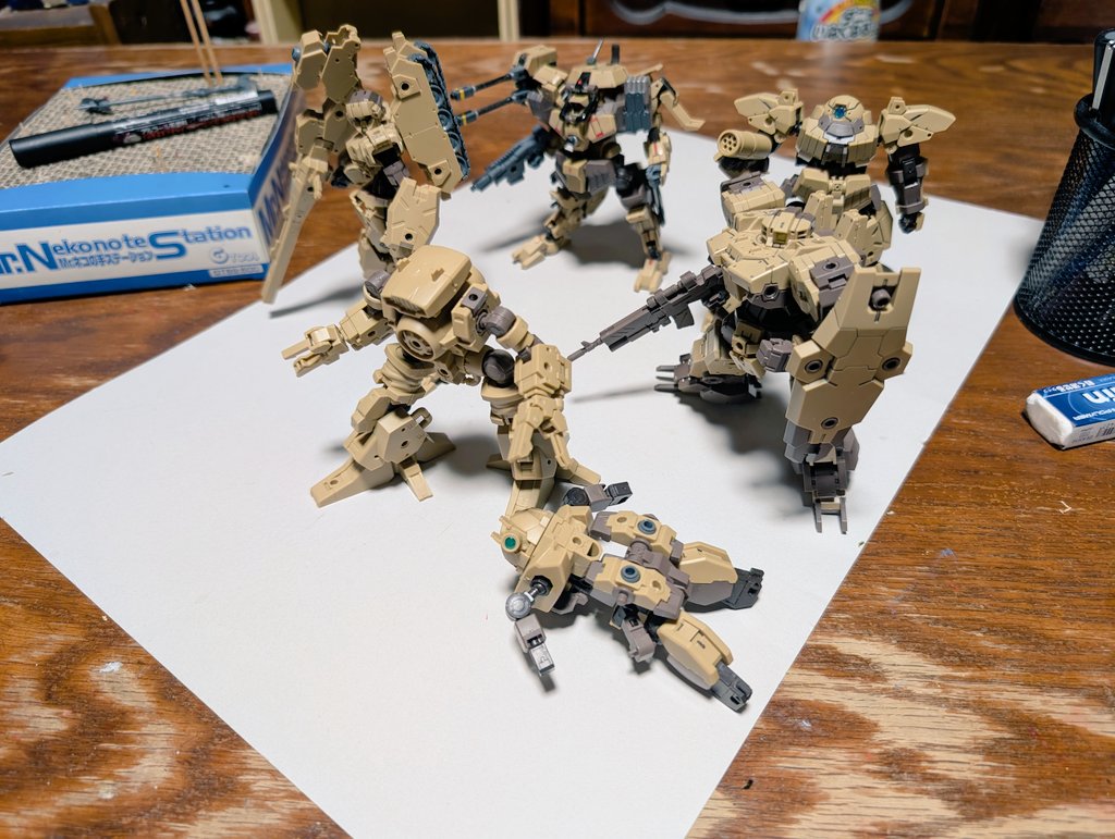Jima0722's tweet photo. #30MM
ブラウンでもなんか作りたいと思って我が家のブラウン軍団を超久しぶりに引っ張り出す
原型とどめてる子が多い…
なんか一人何もかも奪われた子が横たわってますが30MMではよくあることです https://t.co/vRJzK8QT9n