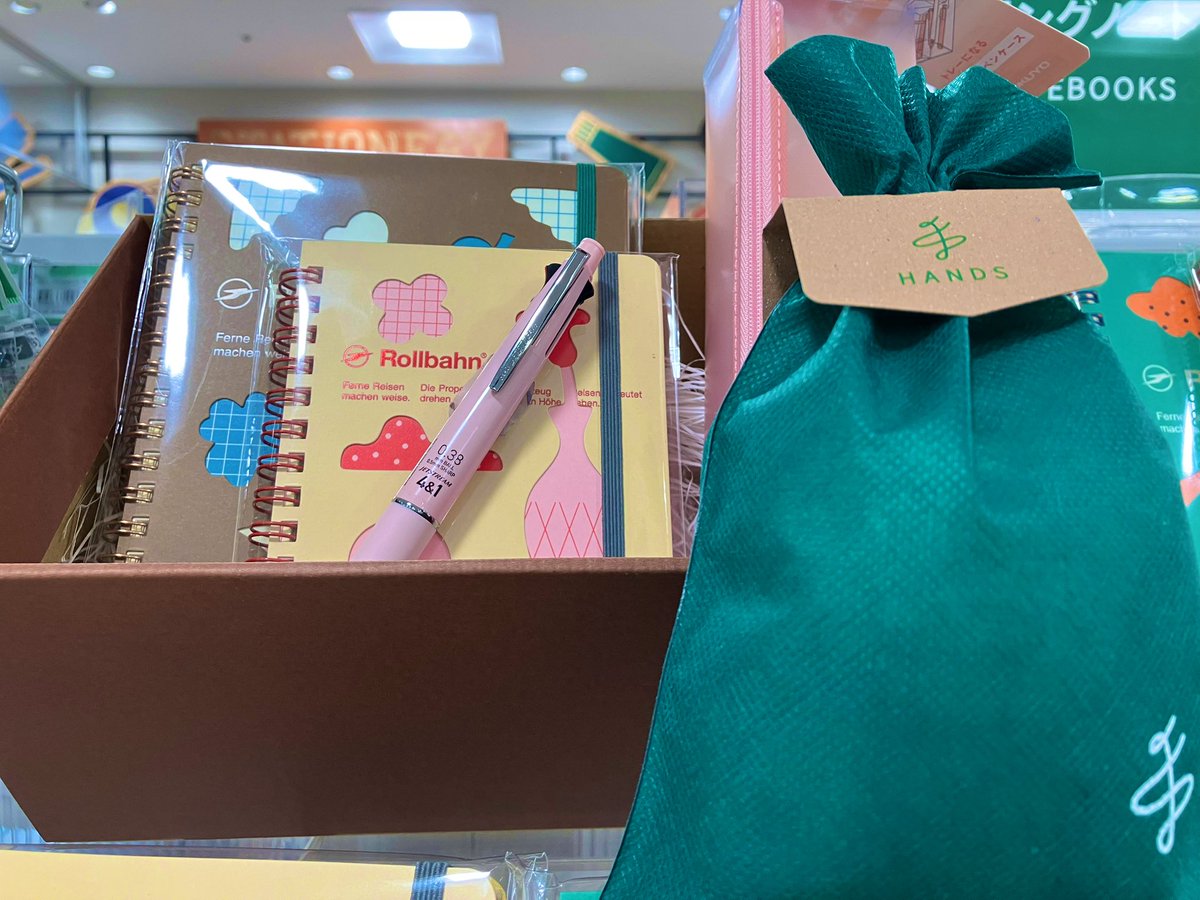 Hands_Sendai's tweet photo. こんにちは😃
本日も10時より元気に営業しております。

#ロルバーン から新シリーズ
『メルタ』のご紹介です。

切り絵のようなモチーフから、
中のカラーが覗くのがカワイイ💖
大人っぽいカラーも
文具女子心をくすぐる‥✨

プレゼント🎁にもオススメです。 https://t.co/MHgQz5pHB3