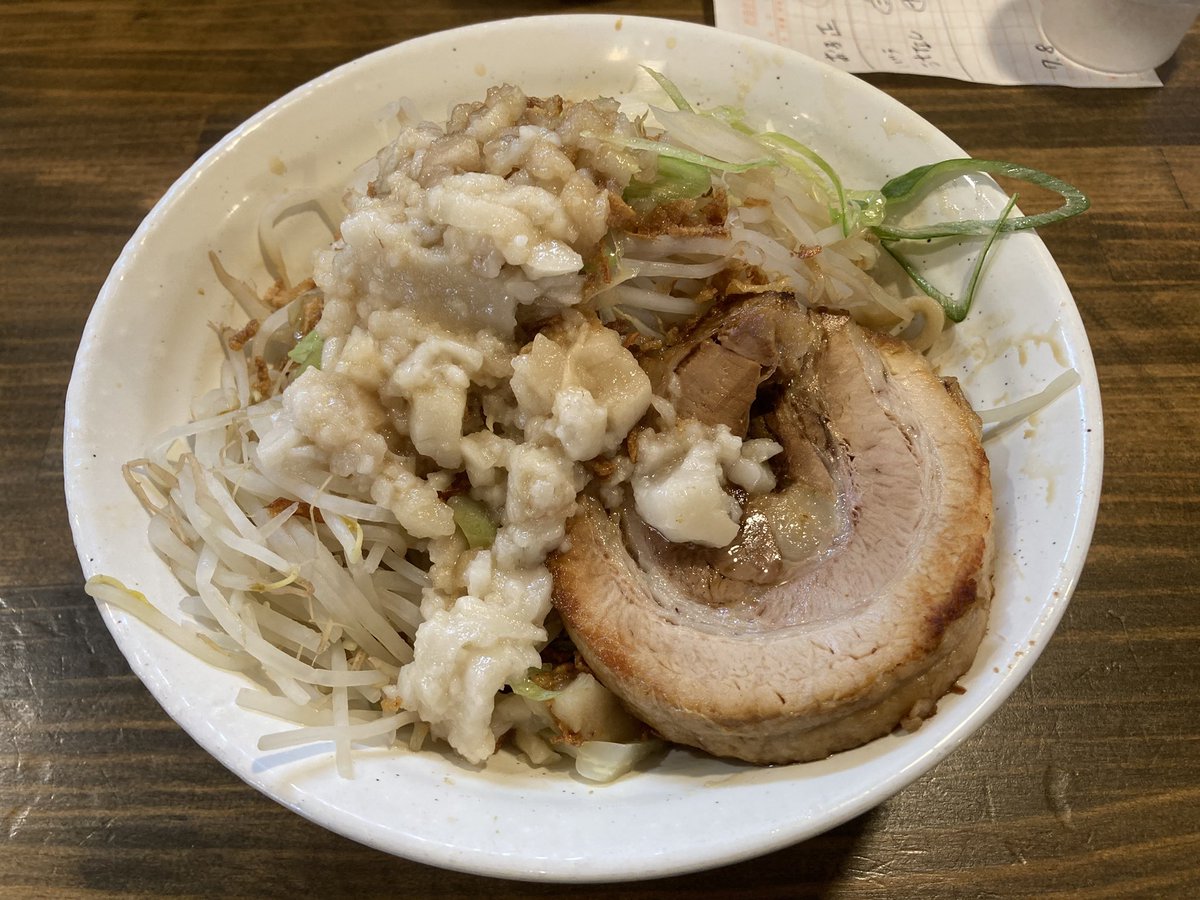 SPADA525GAD's tweet photo. 真岡市　麺屋くろまる

『限定』
巻き豚バラチャーシューのゴワムチ麺の汁なし麺大盛り　アブラ

美味かった😋
アレの汁なしとはぜーんぜん違う
麺もほんとに適度にゴワゴワ、ムチムチー
バラチャーがうまい

ごちそうさまでした🙏 https://t.co/a4bcEPv8yd