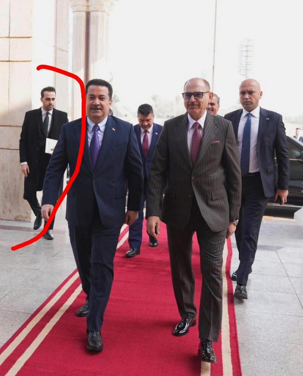 AMrym93884's tweet photo. هذا هو حسنين السوداني والذي كان ضمن طاقم السكرتارية الخاص للسيد السوداني  الذي تم اعتقاله فجر اليوم من قبل قوة خاصة....... https://t.co/CwM0k0gIxQ