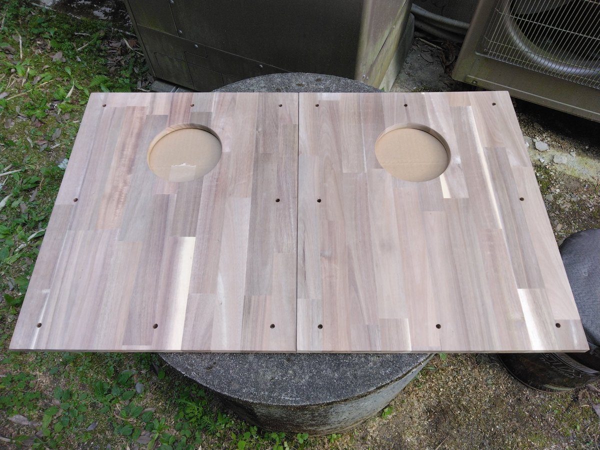 fufufu_daiou's tweet photo. パイオニアPE-16M用のバッフル製作中！🪚
DCMで見つけたアカシア集成材で作ってます。
ユニット穴開けてサンドペーパーがけ完了。
板厚が15㎜なので補強を入れたいけど、材料がない…続きは来週。😅
#自作スピーカー
#PE16 https://t.co/52M1u2wDdm