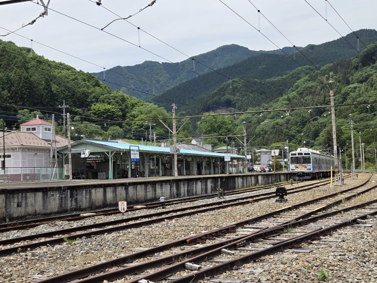 iruiru7070's tweet photo. 秩父鉄道の末端の影森～三峰口駅間を秩父鉄道と秩父市が廃止を含めて協議中だと。終点の三峰口駅は周りは山だらけの中に小さな集落があるところ｡駅舎も趣あるしできれば残して欲しいけどね https://t.co/EUxDH9w9Tl