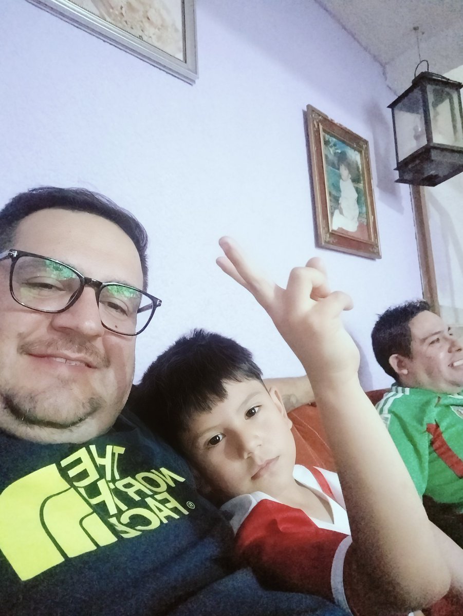 Hekalmo's tweet photo. Disfrutando en familia #MiSelecciónAzteca saludos https://t.co/TlRq6RP8Tc