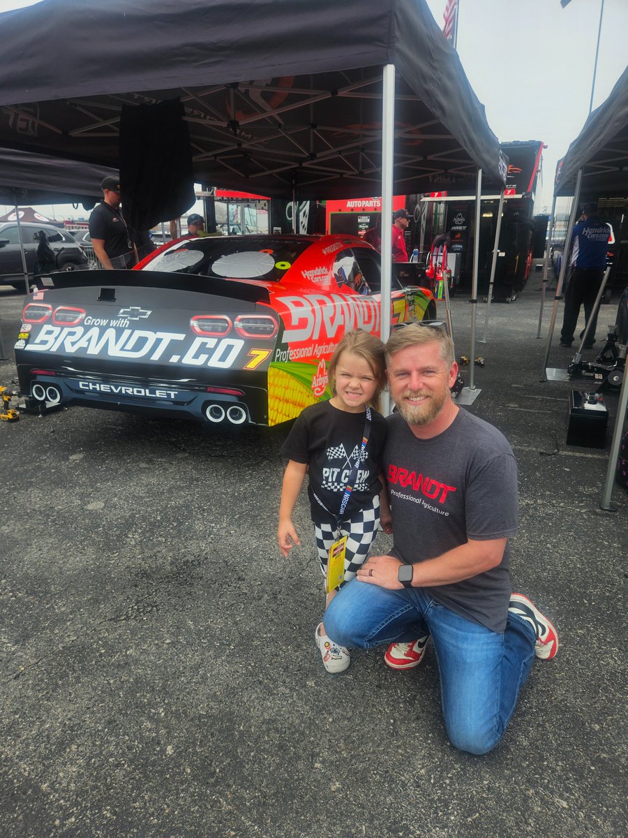 615Craig's tweet photo. @JRMotorsports @BrandtRacing @J_Allgaier @BrandtRacing this is how Justin started my granddaughters weekend. 
He gained a new fan because he took the time to walk over and say hello. Great guy! https://t.co/1kVlWYmxWJ