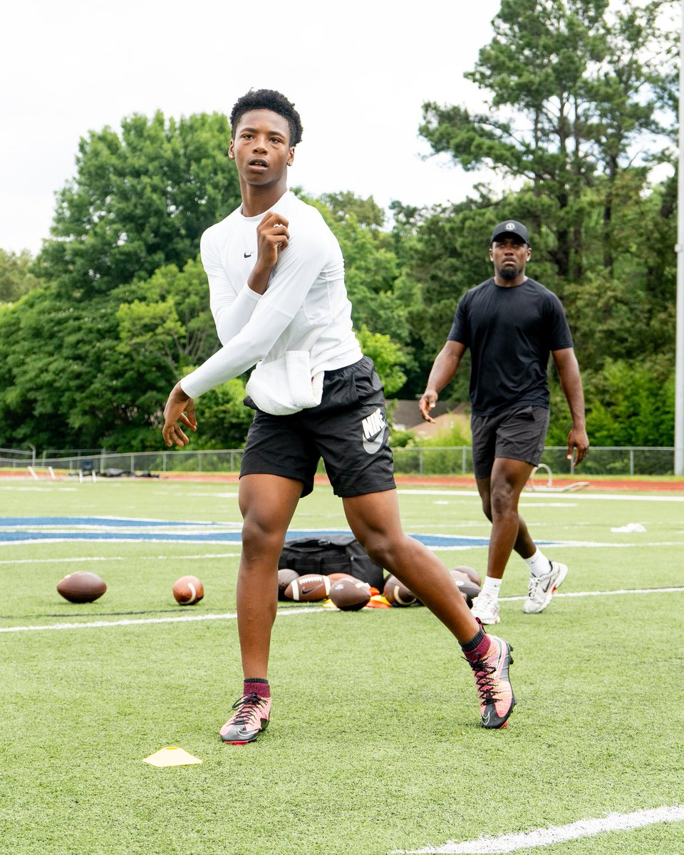 SelvySzn's tweet photo. 🏈 Had a great time competing at @qbcoachbo QB Retreat in Memphis today! Grateful for the opportunity to work and compete with talented quarterbacks. More work to be done! 💪🎯
#QB1 #ClassOf2030 @PrepRedzoneAR @ARPrepSports @JHSHurricaneFB @tygeorge23 @tctabler @toddrake00 https://t.co/ZQya9Y6lJS