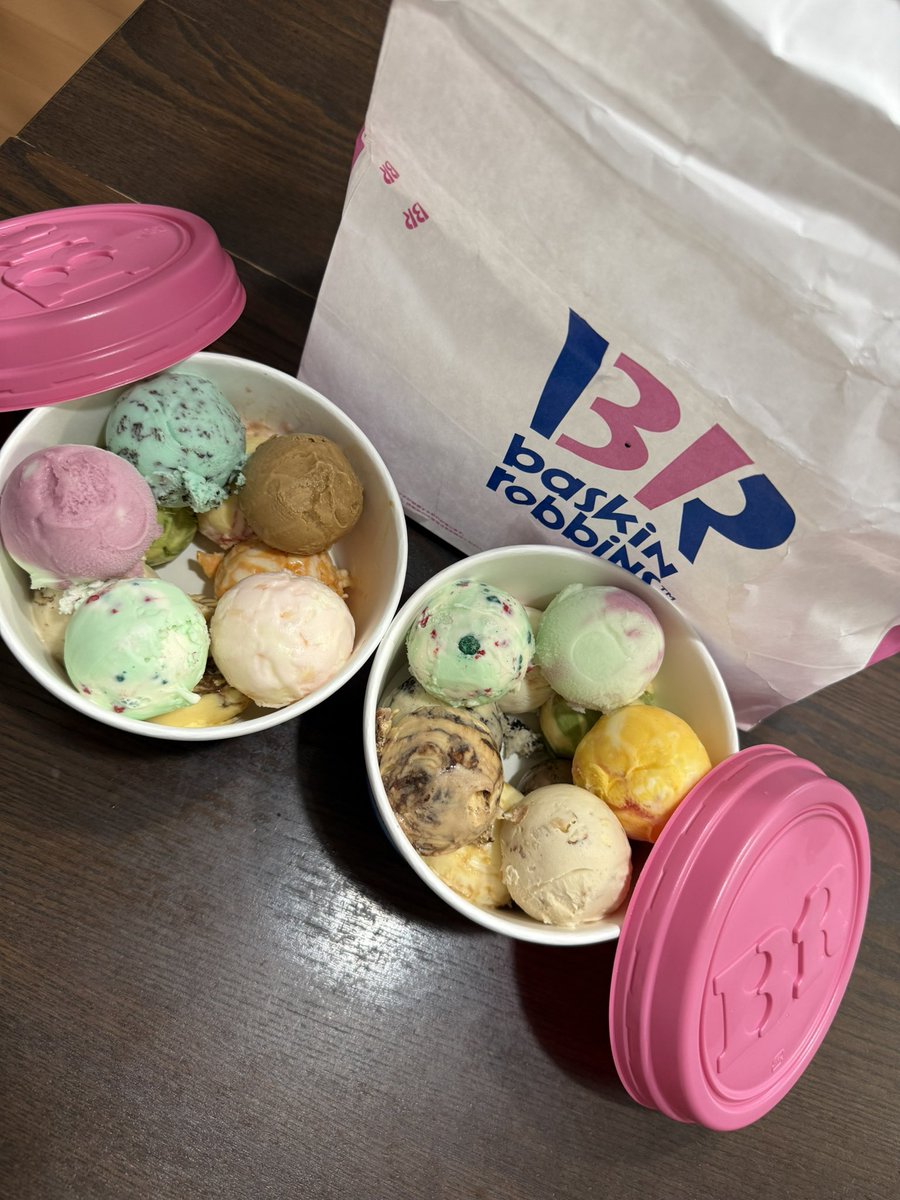 at_hta's tweet photo. #よくばりフェス
どれを食べるか迷う…

ひとまず冷凍庫へ入れておこう

#サーティーワン https://t.co/SU4igmCmAK