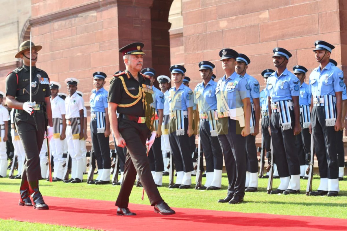 UNI_Photos's tweet photo. In Photos | Delhi: Newly appointed Chief of Defence Staff, General NS Raja Subramani, is accorded a Guard of Honour at the South Block Lawns.   

📸: Prem Singh / UNI

@adgpi | #GeneralNSRajaSubramani | #ChiefOfDefenceStaff | #CDS | #IndianArmedForces | #IndianMilitary | #GuardOfHonour | #SouthBlock | #Delhi | #UNI