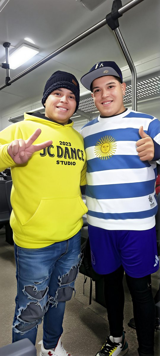 FabbyTheFlow's tweet photo. El es @thi4go_km, aprendan de su humildad, el no sabe quien soy, pero como le dije nada es casual, el tiene su propio propósito,  dos vidas distintas. Un mismo destino pero en diferentes momentos.

Un muchacho de gran corazón, con muchos proyectos y muchas ganas de seguir... https://t.co/yAhu3KBTEZ