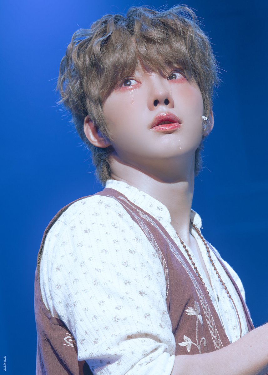 graph_secret's tweet photo. 260529 아웃캐스트 스페셜 커튼콜 '조용한 기도'

박경호 배우님

내 사랑하는 아이야
내 사랑하는 울보야 https://t.co/plrZ32FdTv