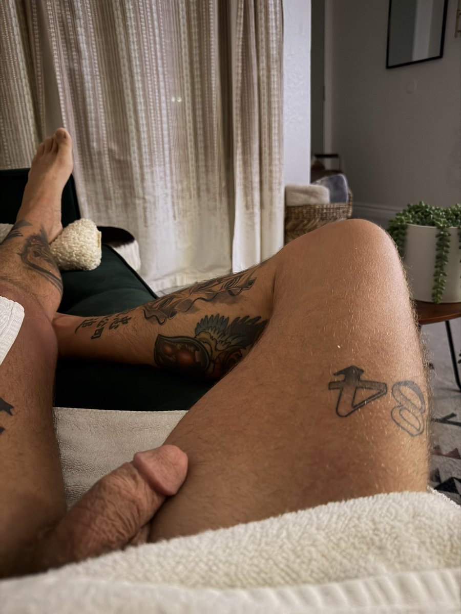 Yo_Bromo's tweet photo. first night in new place 😏 https://t.co/2eKCK58LKu
