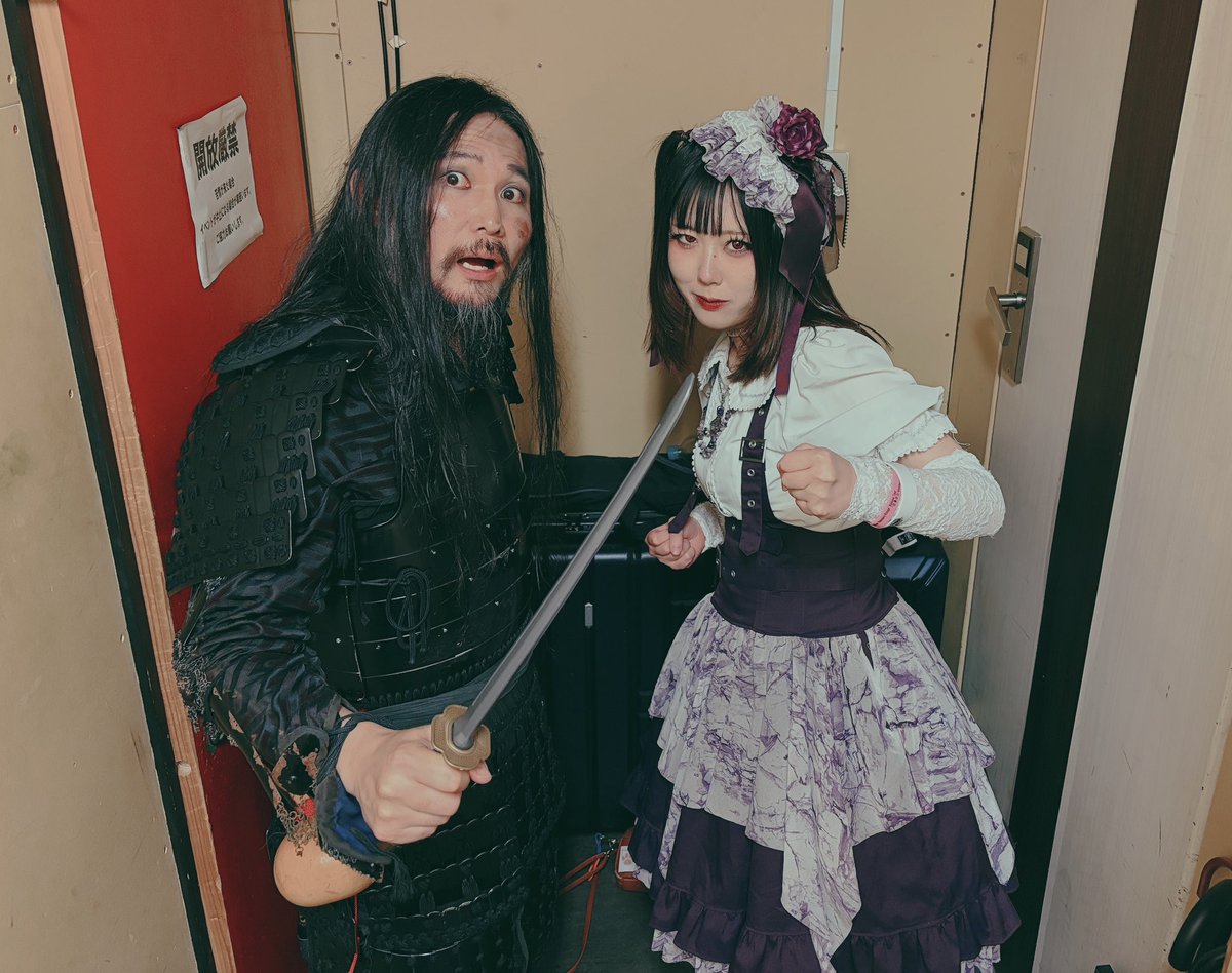 HitMi_gt's tweet photo. Allegiance Reign武義さん、
そしてAllegiance Reignの皆様とYuzzさんとお写真を撮らせていただきました📸
武士メタル×貴族メタル🔥

コンセプチュアルなバンドさんってやっぱり凄く素敵だな....！と改めて実感しました！
ご一緒できてとても嬉しかったです、ありがとうございました🙏

そして甘断仕様のYuzzさんとっても可愛かった....🥹❤️ですし、サポートしてくださったお陰で処刑執行を無事終えることができ心から感謝です！！ありがとうございました！！
(お写真若干見切れてる...ごめんなさい🙏)