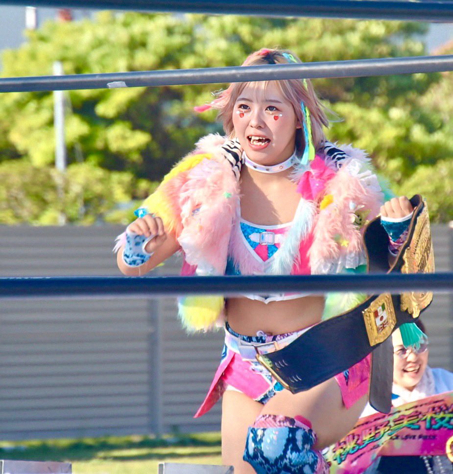 Hashimonta16's tweet photo. 2026.5.30
桃野美桜選手✨リアルバースデー✨船橋競馬場プロレス🐎🐎

この日の主役はなんといってももちろん美桜ちゃん🍑🌸

颯爽と登場

#桃野美桜
#マーベラスプロレス
#お誕生日おめでとう https://t.co/NzytihUPtv