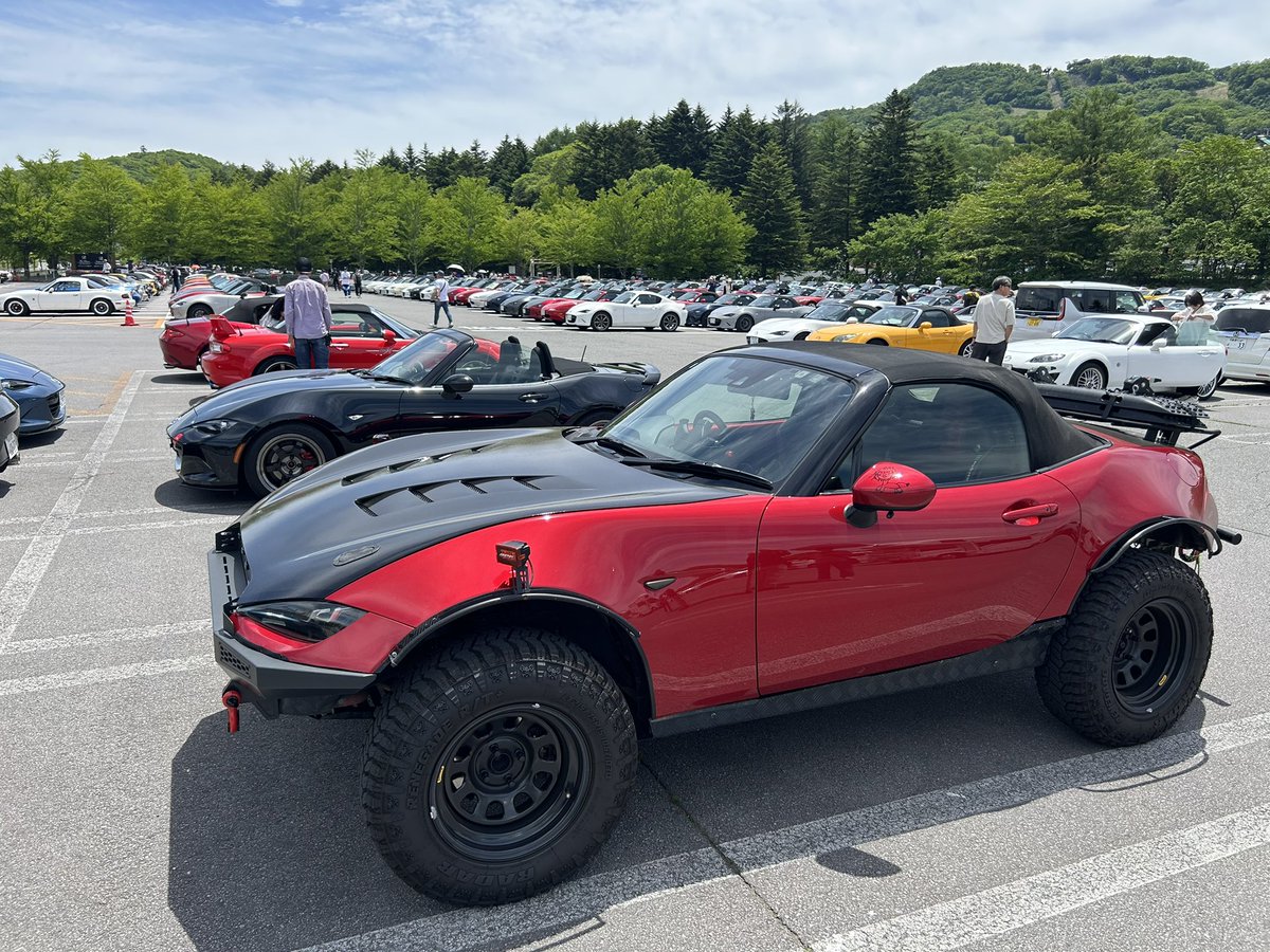 bdjoetsu's tweet photo. Came across a Mazda Roadster event taking up three large parking lots. Must have been thousands https://t.co/ous5aThOkp