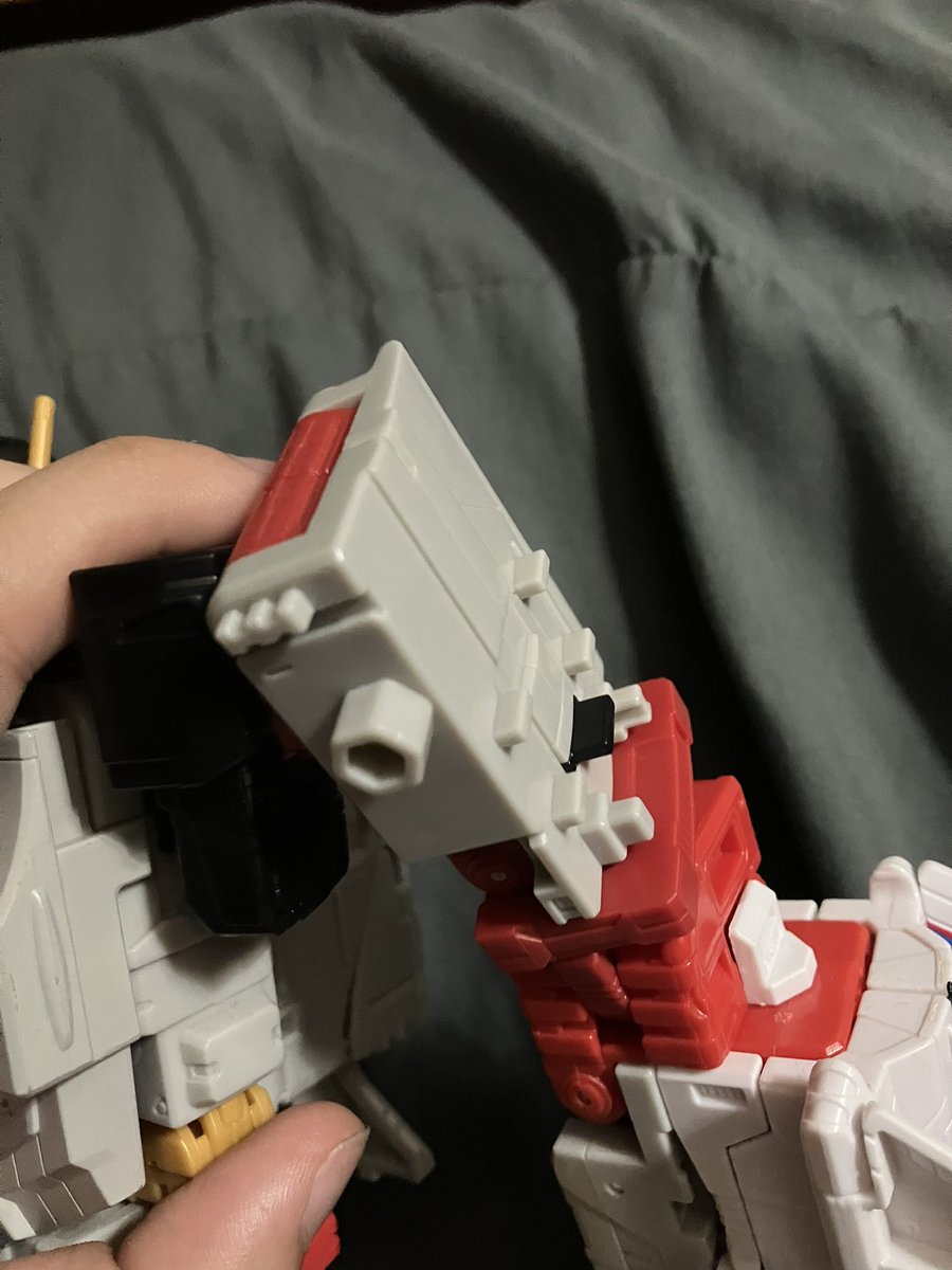 TangledWithArt's tweet photo. @TFHypeGuy I haven’t noticed any issue like this at all, I’ve kept him in Superion mode as I collected the limbs and he’s remained that way. Have you been separating him a lot? Could also be the way you pull the figures off the limbs https://t.co/p4zfS3oeci