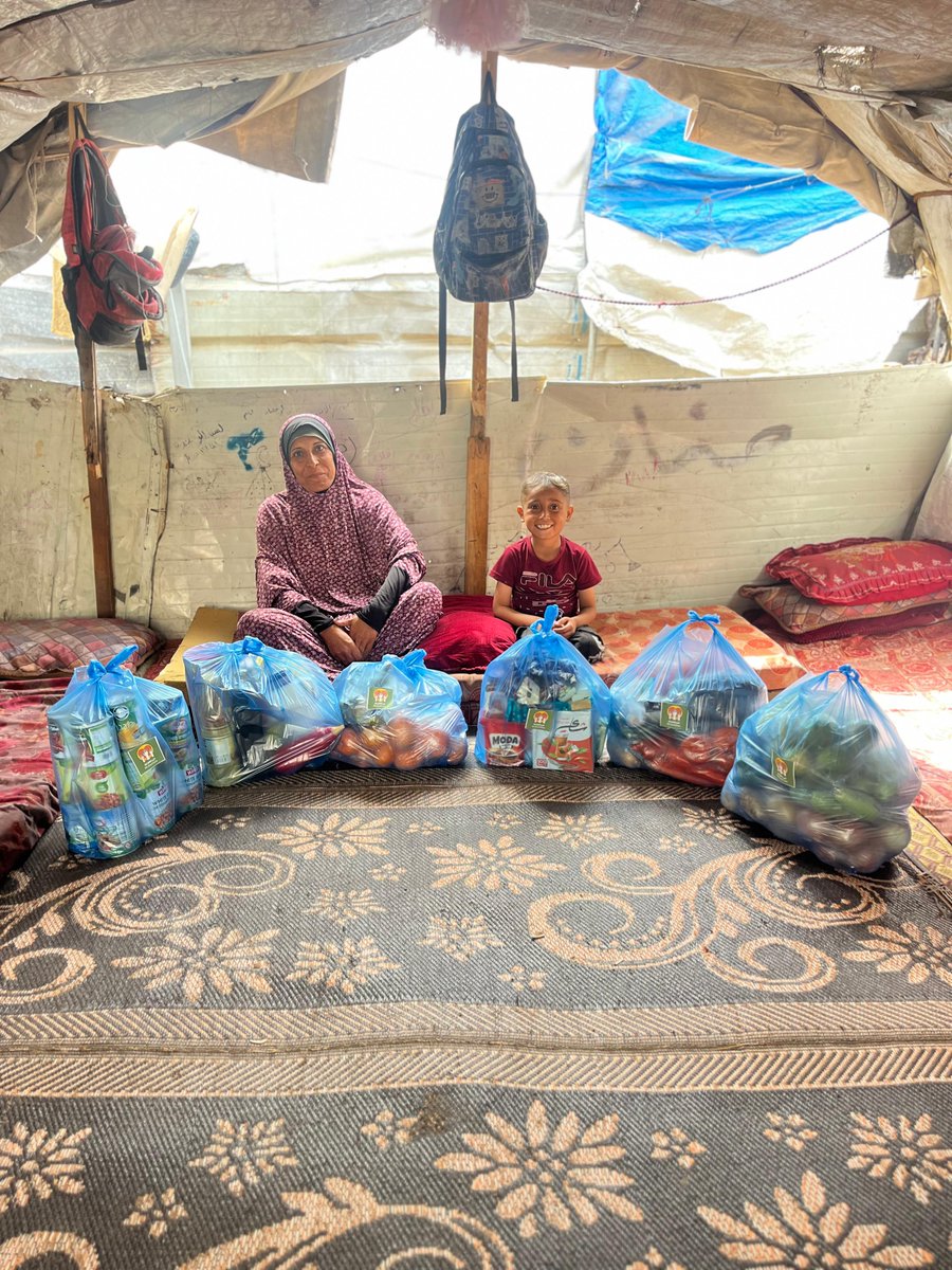 wefeedgaza's tweet photo. Last week, we delivered 162 lbs of fruits, vegetables, and basket goods for Qasim, age 8, a malnourished boy, in Al-Zahraa Camp, South Gaza.

Qasim receives monthly support from our campaign!

👉🏽 download poster: https://t.co/3rnx9Ui7WR

🙌🏼 Support Qasim: https://t.co/mXVlzT8IW3 https://t.co/UU3yHZTBi1