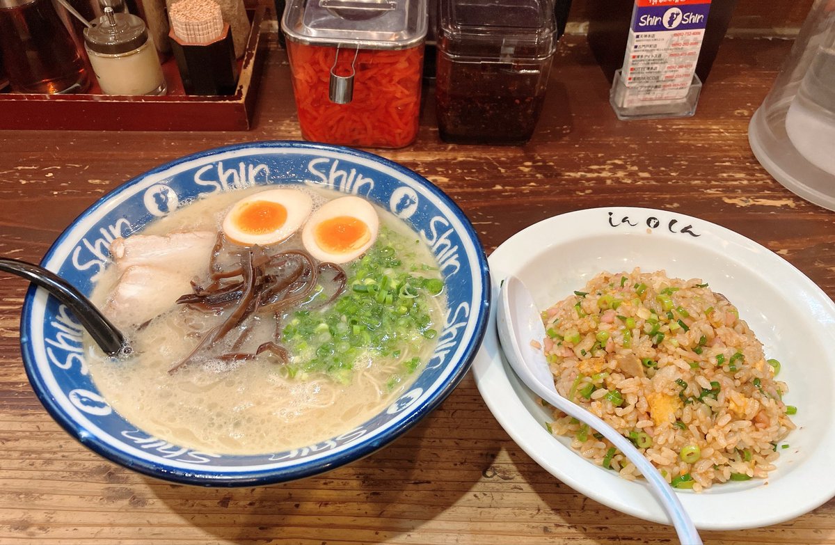 KitabayashiK's tweet photo. 九州3日目昼
11:00開店の『shin shin』に10:50から並んで食べ始めは12:00⁉️
めっちゃ食べやすい豚骨ラーメンにピリ辛の炒飯　最高😋

あと数時間あるけどどうしよ🤔 https://t.co/7nqkVgUUgx