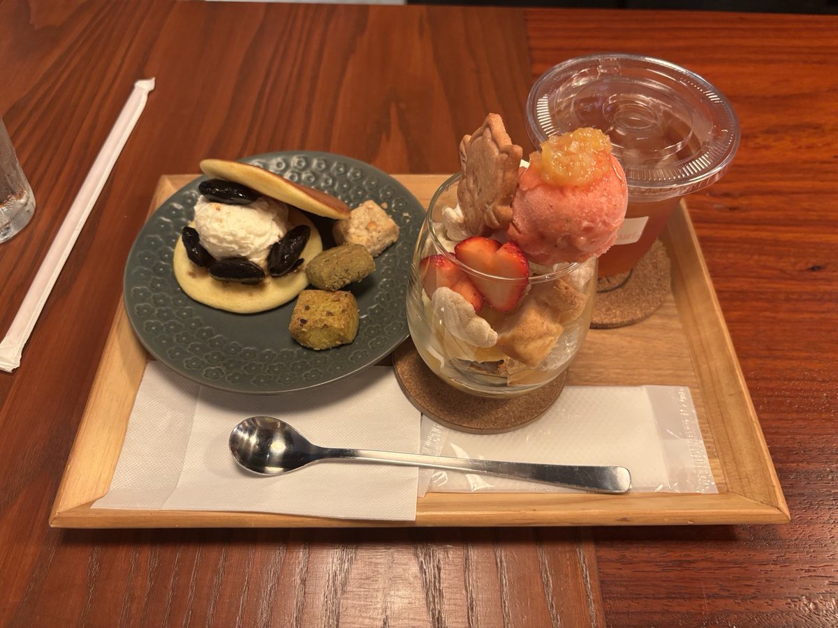 hanywa's tweet photo. sakuriの周年スペシャルセットだよ!ソルベめちゃうま、レモンコンフィとメレンゲ良い仕事(全パフェメレンゲを入れろ派に目覚めた)。そして珈琲紫花豆…真似したい。つくりたい。どら焼き1個のつもりが2個お持ち帰り。
#sakuri https://t.co/0JJq9d1IAx