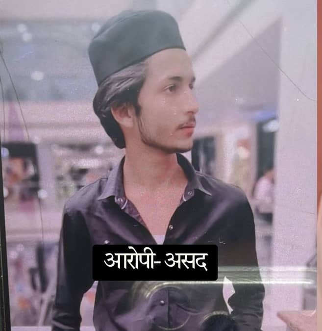 priyanshu__63's tweet photo. गाज़ियाबाद में सूर्या चौहान हत्याकांड मामले में पुलिस द्वारा एनकाउंटर करके आरोपी #असद को ढ़ेर कर दिया गया, पूरी मीडिया पर हल्ला मचा हुआ है

दूसरा मामला फिरोजाबाद का है जहां #जितेंद्र_पाठक ने एक मासूम को जमीन पर पटक-पटककर मार डाला। न तो मीडिया में इस मामले की चर्चा हो रही है और न पुलिस द्वारा ढ़ेर किया गया, बल्कि पैर में गोली मारी गयी

दोनों ही मामले जघन्य अपराध की श्रेणी में आते हैं तो मेरे अनुसार दोनों के लिए सजा भी एकसमान होनी चाहिए...!!