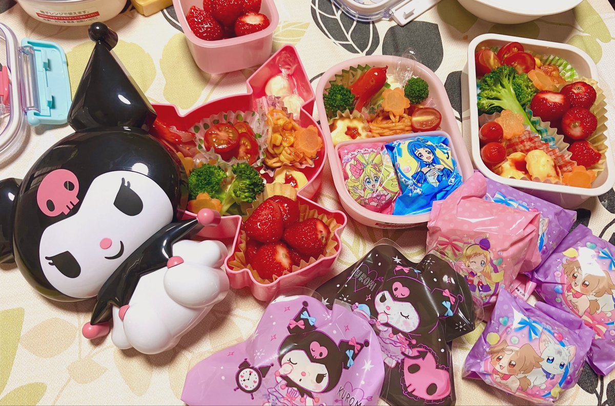 azalea88's tweet photo. この前のクロミちゃん弁当箱、先日の遠足で早速ご活躍頂きました😋🍱

 #お弁当記録 #親子遠足 #クロミちゃん #保育園弁当 #5歳 https://t.co/c6m5AwjQhF