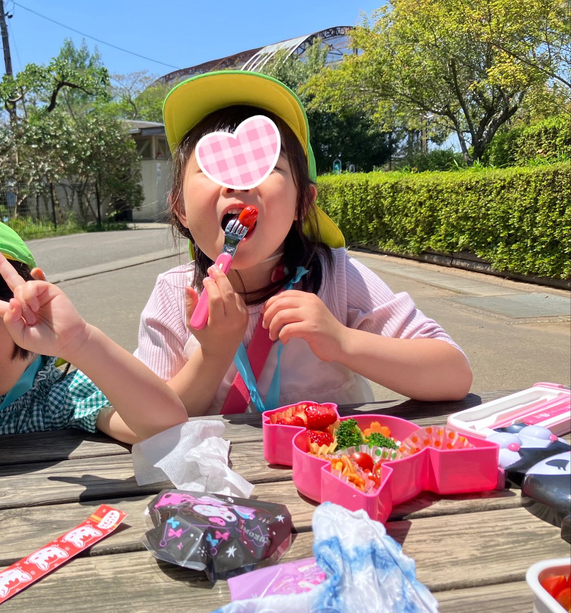 azalea88's tweet photo. この前のクロミちゃん弁当箱、先日の遠足で早速ご活躍頂きました😋🍱

 #お弁当記録 #親子遠足 #クロミちゃん #保育園弁当 #5歳 https://t.co/c6m5AwjQhF
