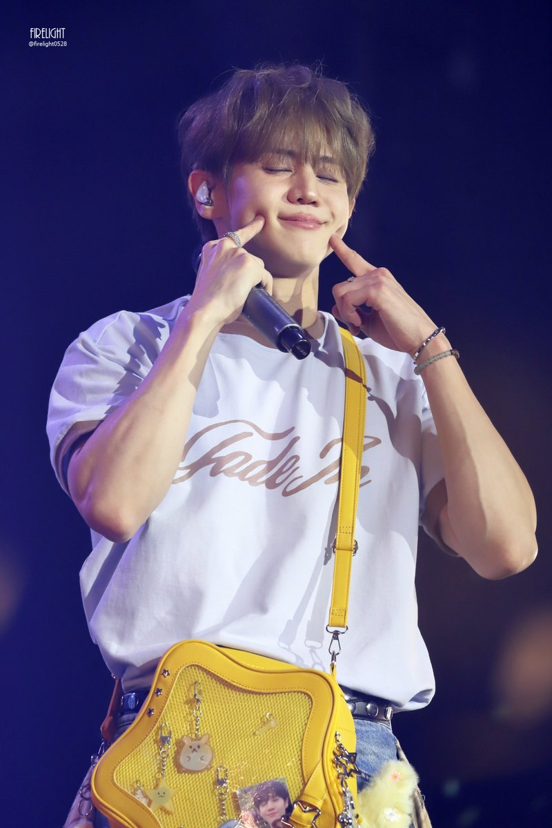 firelight0528's tweet photo. 260530 양요섭 솔로콘서트 [Fade In]

날리는 컨페티

이쁘게 웃는 너💛

#양요섭 #YOSEOP #FADE_IN https://t.co/SGx3Etl2DE
