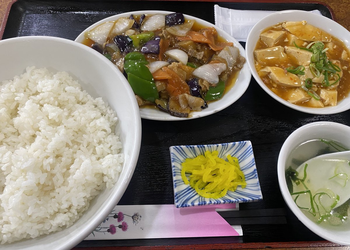 EMISA0711's tweet photo. この前食べに行った中華屋さんの定食で、+200円でご飯大盛りに出来るっていうからしてみたら、お椀じゃなくてラーメン鉢に盛盛で来て激アツやった🔥
無事に腹パン👍 https://t.co/bfMESgXWYg