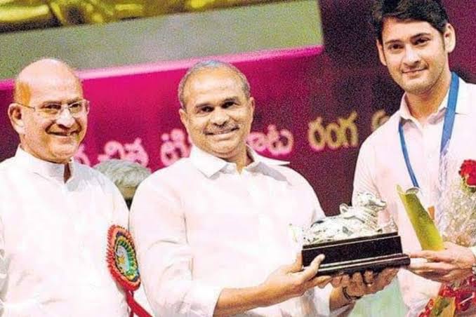 DprPrr's tweet photo. టాలీవుడ్ జేమ్స్ బాండ్.. తొలి సూపర్‌స్టార్
తెలుగు ప్రేక్షకుల తొలి ‌#superstar కృష్ణ పుట్టినరోజు.1943 మే 31న బుర్రిపాలెంలో జన్మించిన కృష్ణ 1965లో ‘తేనె మనసులు’తో హీరోగా ఎంట్రీ ఇచ్చారు. టాలీవుడ్‌ను సినిమాస్కోప్,70mm &amp; DTS,ఈస్ట్‌మ్యాన్ కలర్ టెక్నాలజీలను పరిచయం చేశారు @urstrulyMahesh https://t.co/AFUkvr8CQr