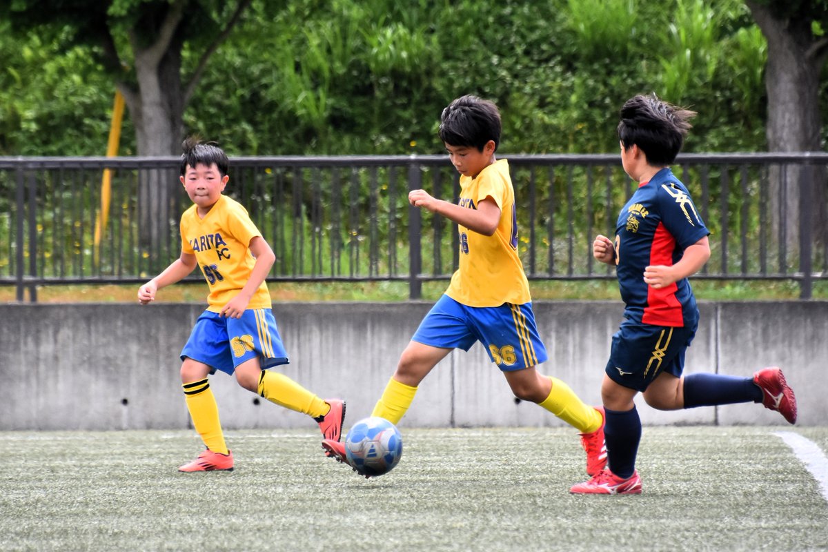 naritacity_'s tweet photo. 本日、市内外の16の小学生チームが集まり「そよらチャンピオンズカップ」が重兵衛スポーツフィールド中台陸上競技場などで開催されました。4組ずつの予選リーグの後、トーナメントで順位を決めるこの大会。子どもたちは観客席からの声援を受けながら、ゴールを狙って一生懸命に試合に臨んでいました。 https://t.co/aFE06SVyqL