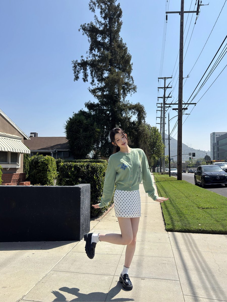 leeliry's tweet photo. my royal duties include walking around the block. #one_kilo_a_day 🎀 https://t.co/DJhgm2tjTO