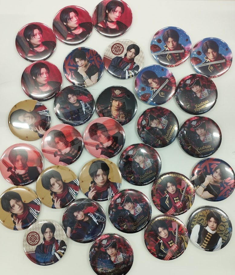 kbooks_cast_02's tweet photo. 【入荷情報】 
ミュージカル『刀剣乱舞 加州清光単騎出陣 極』
目出度歌誉花舞 十周年祝賀祭 

加州清光/佐藤流司さん
缶バッジなど多数入荷しました✨

お求めの際は是非 2.5次元専門店池袋 #kbooks #キャスト館 へお越しください！！ 
刀ミュ https://t.co/Basgwip1Tm