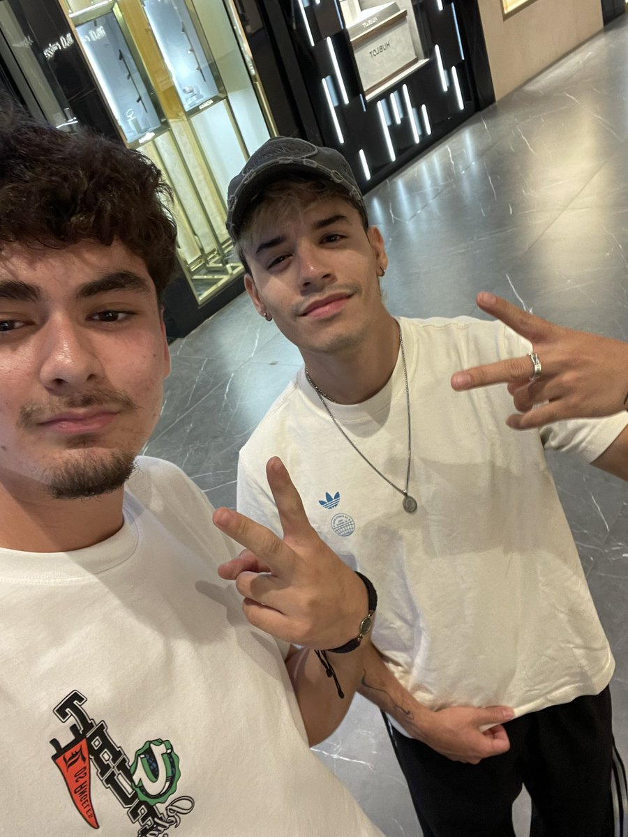 andreseeghost's tweet photo. #rodrimiamigo @nsqkk ✌🏻❤️ https://t.co/KNBEVFBoJn