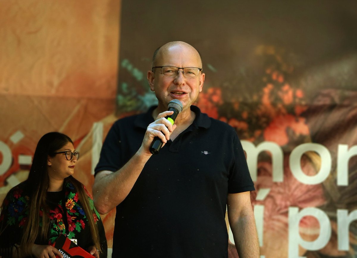 LachnitPetr's tweet photo. Zahájil jsem smíchovskou část festivalu Khamoro 2026 v parku Portheimka. 👫💃
#khamoro #zábava #umění #praha5 #lachnit https://t.co/i9crCQjrKm