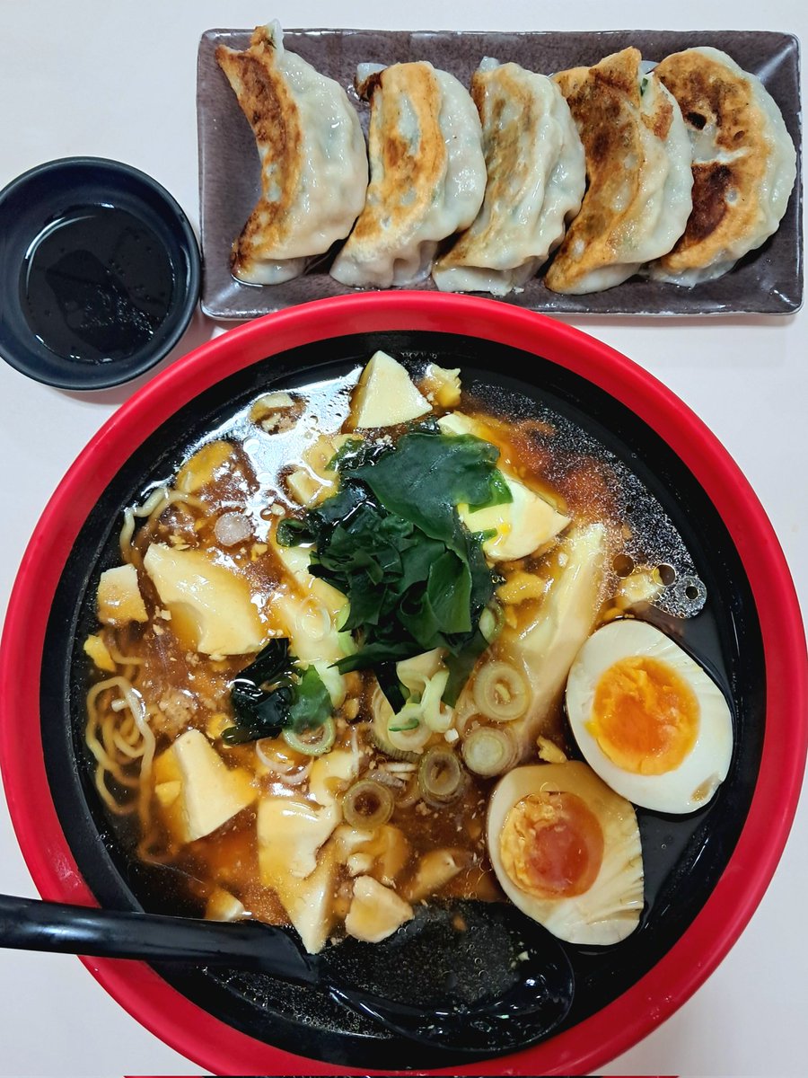 nobuyo5696's tweet photo. 旨いもののためなら地の果てまで這いつくばってく系卑弥呼なので、さいたま市名物だという｢岩槻豆腐ラーメン｣を食べにはるばる岩槻区へ。昔ながらの醤油味中華そばにぶつ切り豆腐をどーんした塩あんかけをかけただけのシンプルさなのに、何故こんなに旨いのか。ただ埼玉県、東京以上に食事の味濃い。 https://t.co/0rPX8z8F0Q