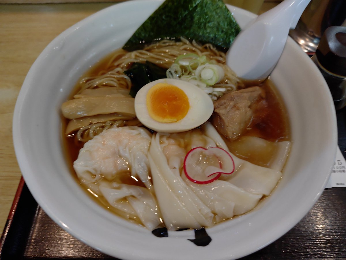 ibupyon's tweet photo. 2026.05.31 *053
『 花鳥風月(酒田本店)』
「冷やし海老ワンタンメン ￥1100」

夏季限定が始まった『花鳥風月』さん😊
鯛とカツオの旨味のあるスープが美味しい🤤
途中でラー油を入れて味変してもやっぱり美味しい😋
冷たく締められた細縮れ麺はスープと絡みも弾力のある食感も喉越しも良いですね😉 https://t.co/xyZtYr2bLJ