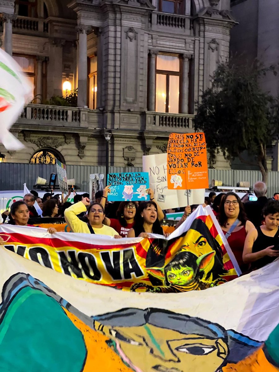 MirtyVas's tweet photo. Marchamos junto a miles de peruan@s en rechazo a Keiko Fujimori. No permitiremos que sigan capturando las instituciones ni instaurando el "kaos" en el país. Es momento de cerrarle el paso al fujimorismo que amenaza la democracia. ¡Ni blanco ni viciado, #KeikoNoVa! #VotoCríticoJP https://t.co/QKSt1ksLbH