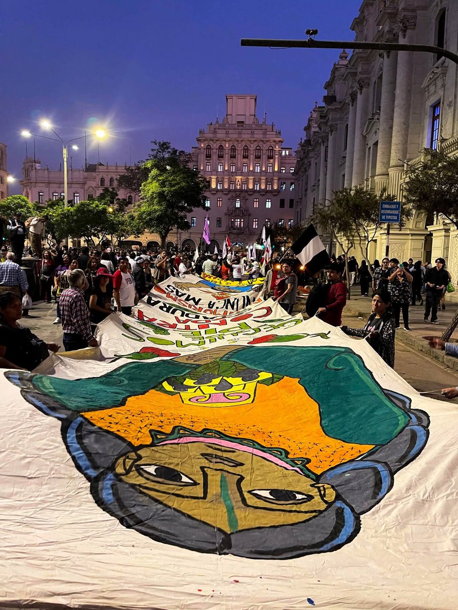 MirtyVas's tweet photo. Marchamos junto a miles de peruan@s en rechazo a Keiko Fujimori. No permitiremos que sigan capturando las instituciones ni instaurando el "kaos" en el país. Es momento de cerrarle el paso al fujimorismo que amenaza la democracia. ¡Ni blanco ni viciado, #KeikoNoVa! #VotoCríticoJP https://t.co/QKSt1ksLbH