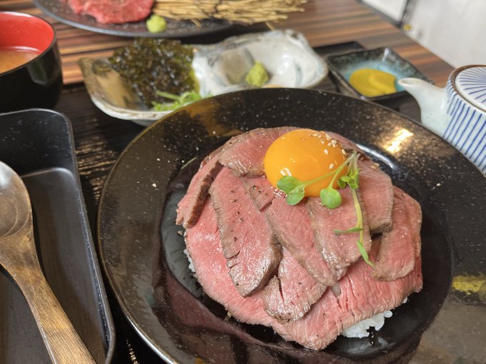 休日に入った1発目はいつも焼肉ランチと決めている... ローストビーフ丼もオススメらしかったので頼んでみたけどどっちも最高やないかーい